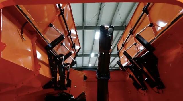 四個(gè)HD電動(dòng)推桿在折疊門(mén)的側(cè)面，每一個(gè)都是通過(guò)J1939 CAN總線通訊的